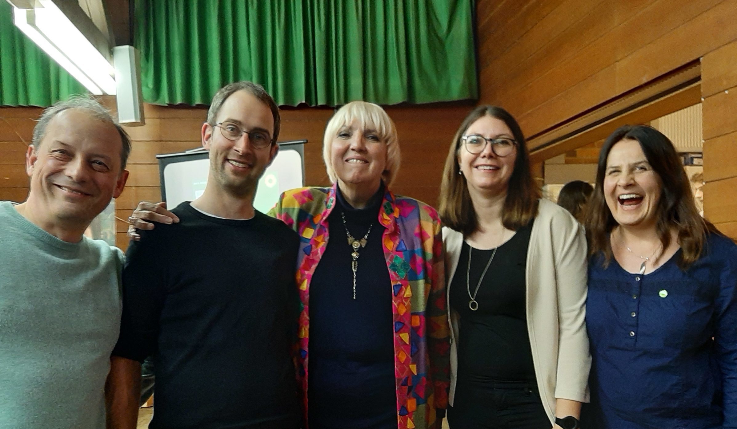 Das Foto zeigt von links: Matthias Braun, Daniel Schoppelrey, MdB Claudia Roth, Sandra Räder, Sabine Braun.