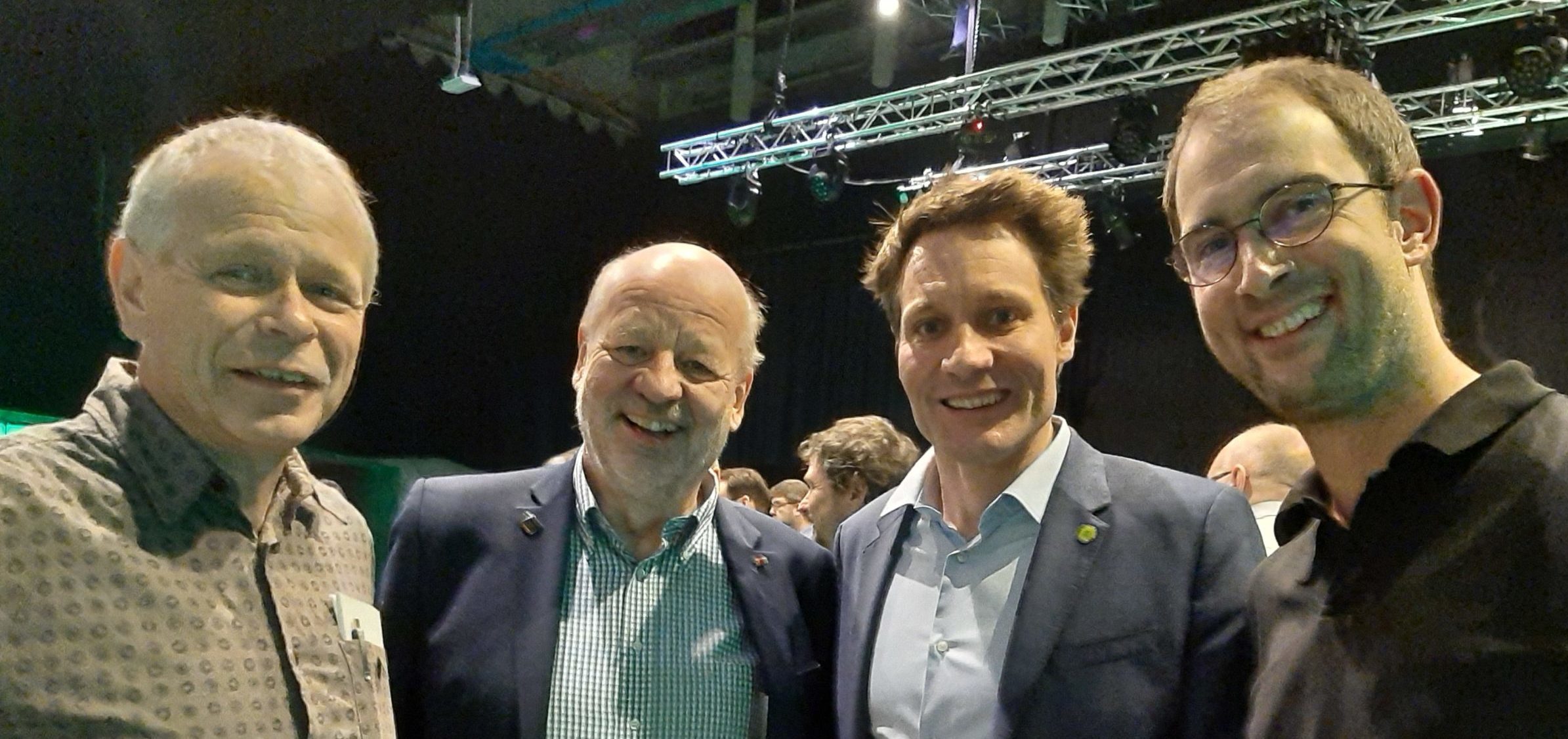 Herbert Schug (links) und Daniel Schoppelrey (rechts) mit dem Fraktionsvorsitzenden Ludwig Hartmann (2. von rechts) und Hans-Josef Fell, der auf Einladung des Ortsverbands am 2. März im Haus der Begegnung zum Thema „100% erneuerbare Energien“ spricht.